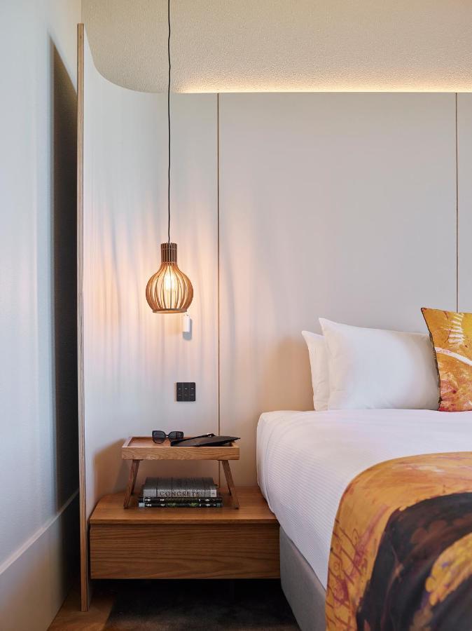 Crystalbrook Kingsley Otel Newcastle Dış mekan fotoğraf A pendant light