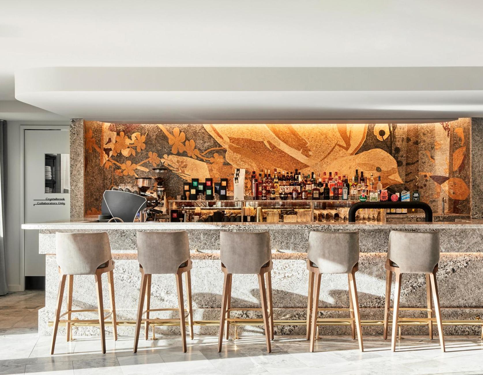 Crystalbrook Kingsley Otel Newcastle Dış mekan fotoğraf The bar at the 100 East 53rd Street building